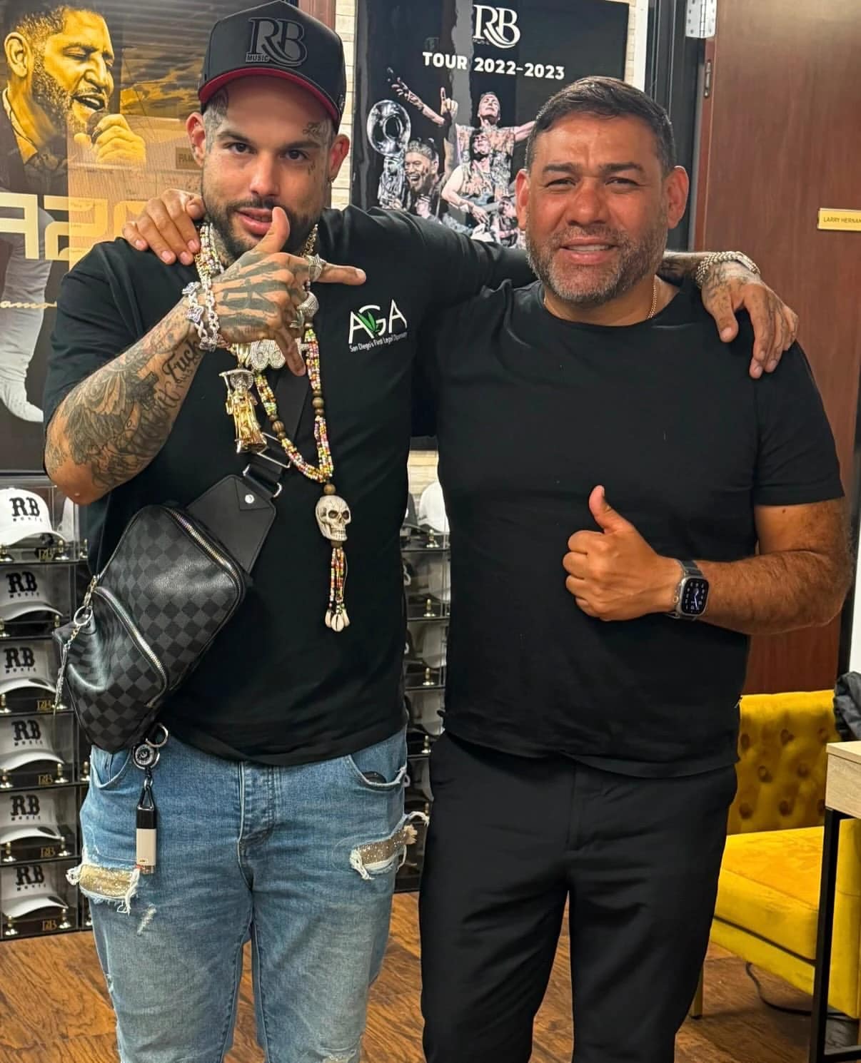 14546 Emiliano Aguilar con su representante Larry Hernandez