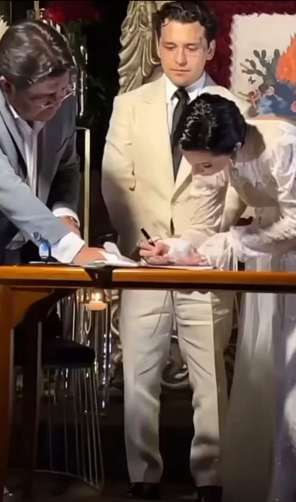 Angela Aguilar y Christian Nodal celebran su segundo Aniversario 4 Angela Aguilar y Christian Nodal firmando documentos en su aniversario.