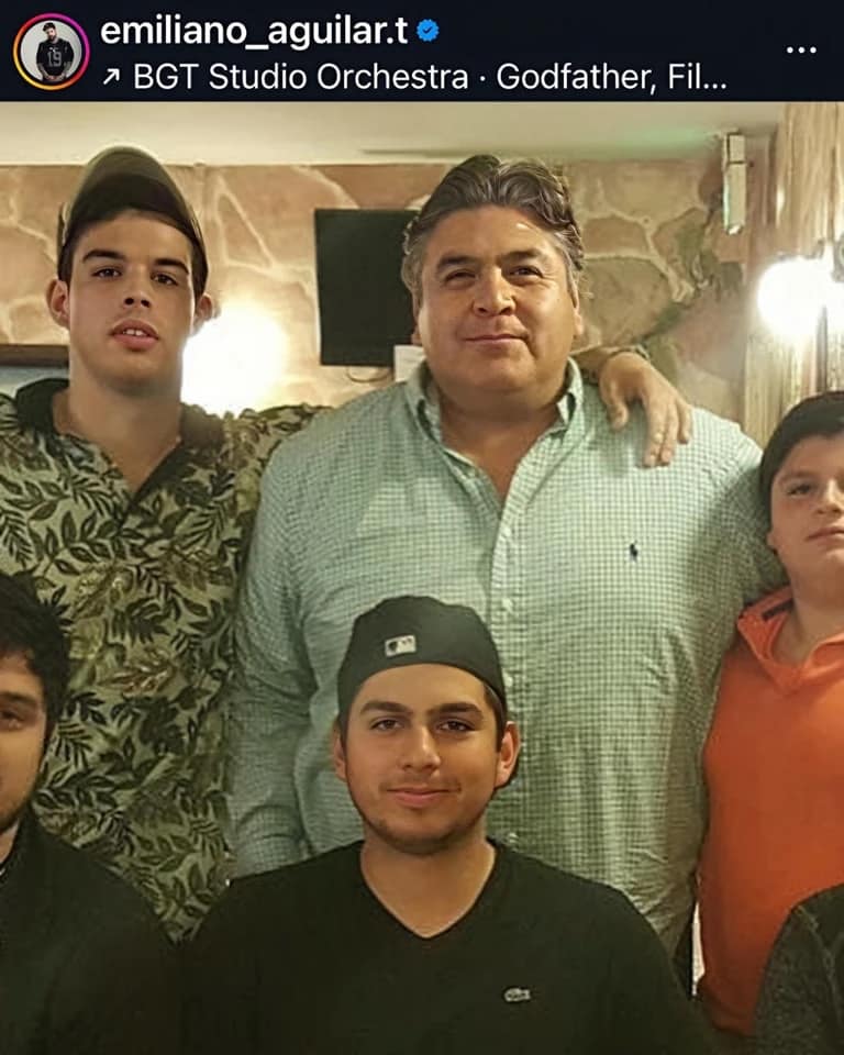 14549 Emiliano Aguilar con su padre y otros hombres.
