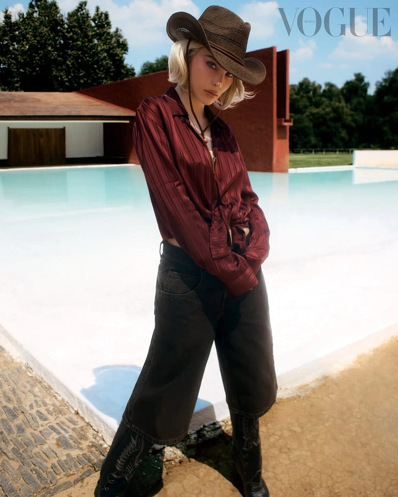Nuevo Look de Belinda 5 Belinda con sombrero vaquero posa junto a una piscina